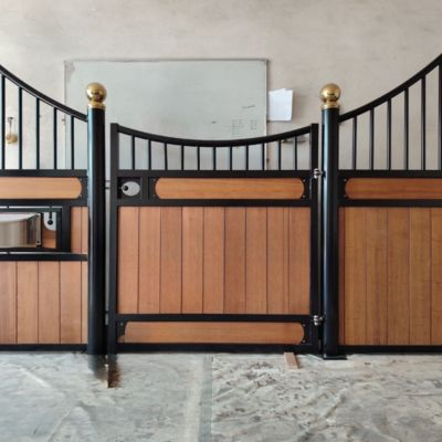 Long Lasting Equestrian Barn Stable Custom Horse Stalls 2.2m For Horse Owners