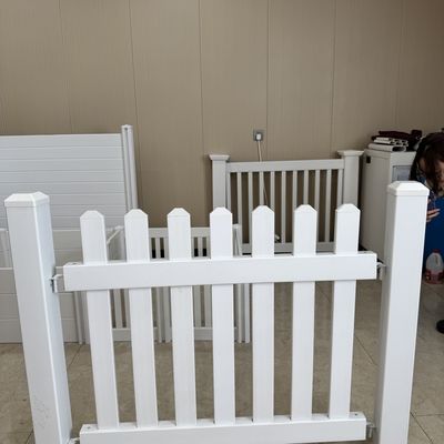 Ambang Batas Pemasangan Rendah Pagar Picket PVC Menarik Papan Pagar Vinyl Lebar 8 KAKI