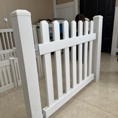 bề mặt mịn mà không có Burrs Pvc Pike hàng rào Để bán cứng chống tia UV